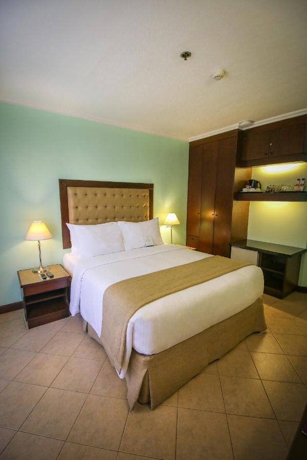 Royal Bellagio Hotel Makati City Exterior photo