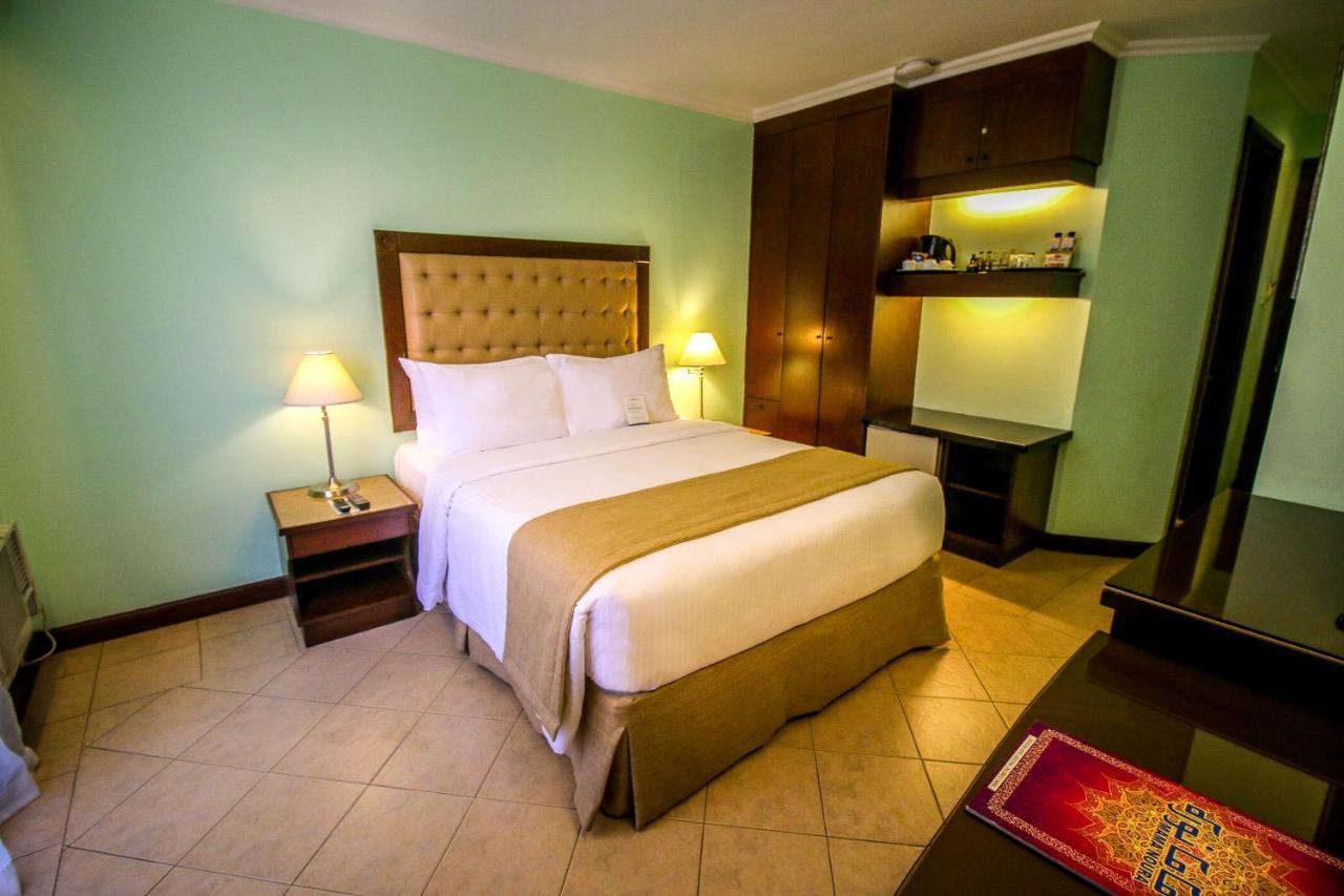 Royal Bellagio Hotel Makati City Exterior photo