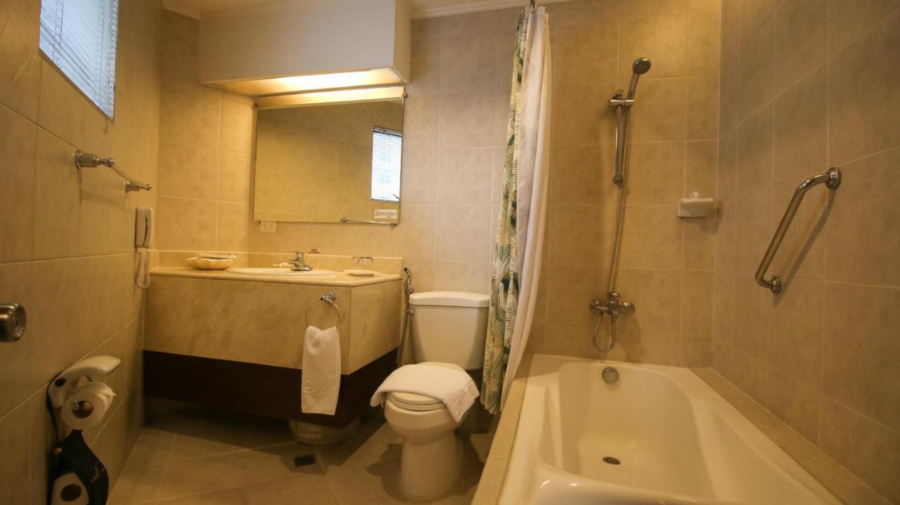 Royal Bellagio Hotel Makati City Exterior photo